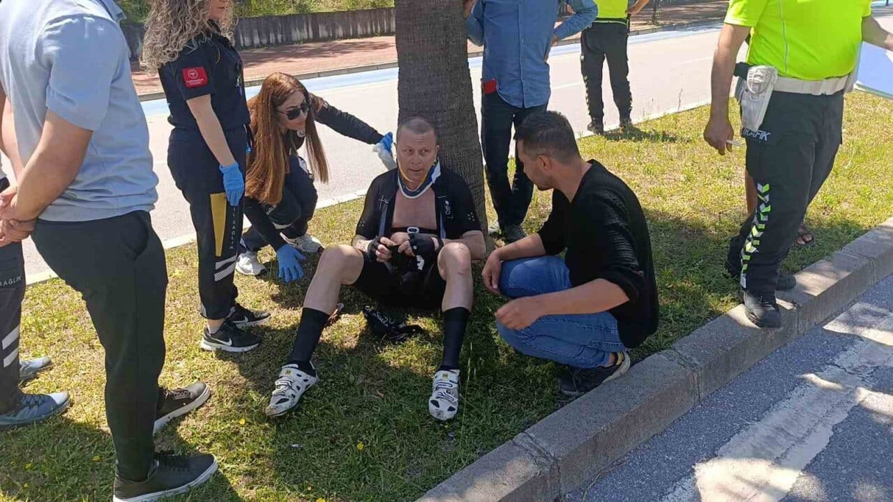 Manavgat’ta bisikletli Norveçli Morten Reeedtz, park halindeki Mustafa Erkuş’a ait