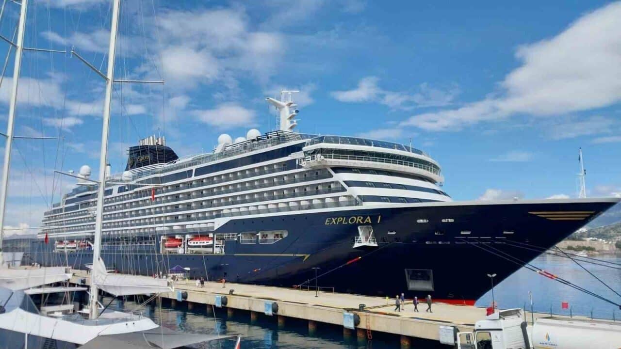 Muğla'nın Bodrum bölgesine ulaşan "Explora I" adlı yolcu gemisi, 590