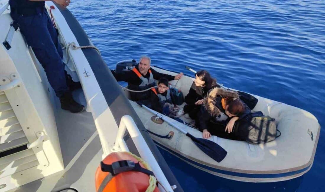 Muğla'nın Bodrum açıklarında Sahil Güvenlik, lastik bot içerisindeki 2 çocuk