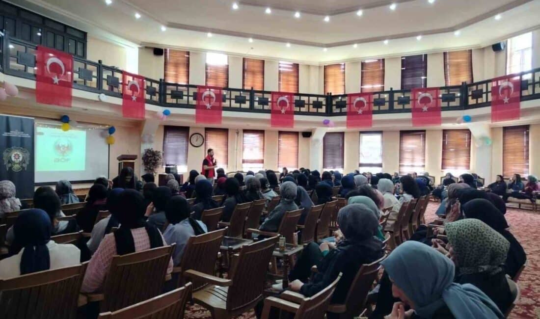 Erzurum Emniyet Müdürlüğü, "Gençlik ve Güvenli Gelecek" projesi kapsamında 900