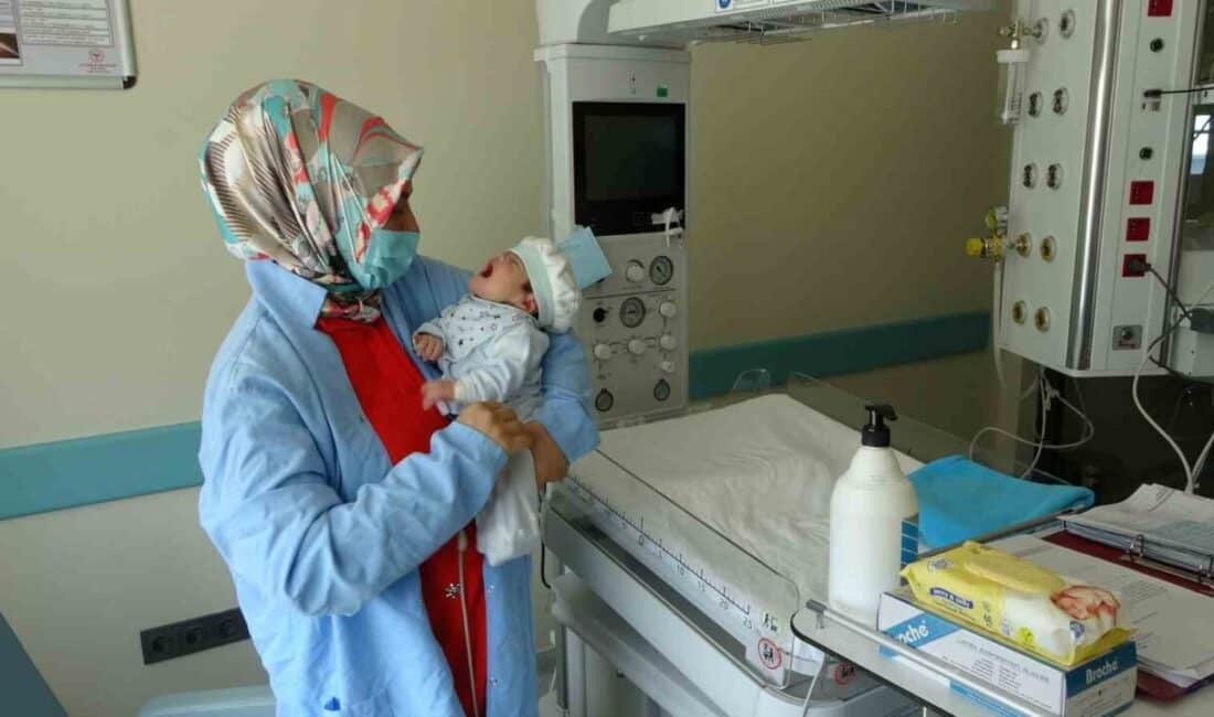 Kütahya Şehir Hastanesi'nde, 34 haftalık Mehmet Eymen Kara'nın doğumunda boynunda