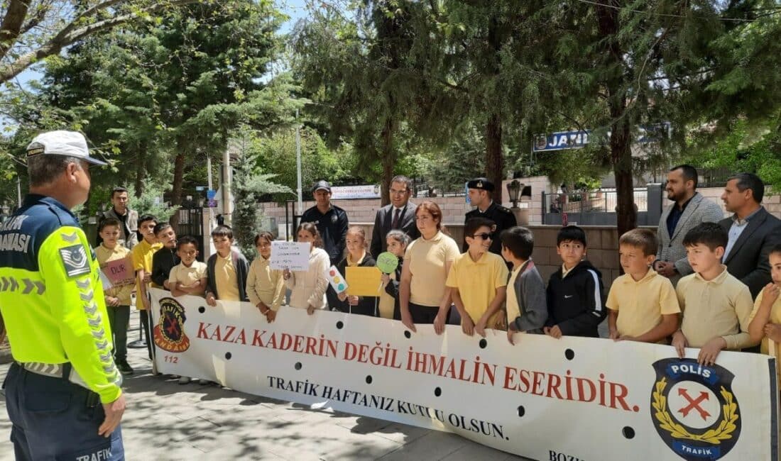 Bozkır’da Trafik Haftası Kapsamında Öğrencilere Eğitici Trafik Dersi Verildi Konya'nın Bozkır ilçesinde Karayolu Trafik Haftası kapsamında Vali Kemal Katıtaş