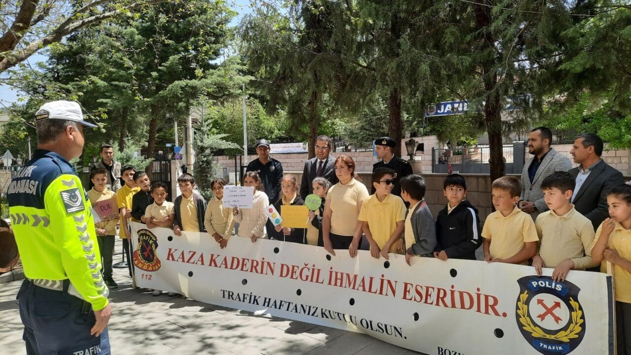 Konya'nın Bozkır ilçesinde Karayolu Trafik Haftası kapsamında Vali Kemal Katıtaş