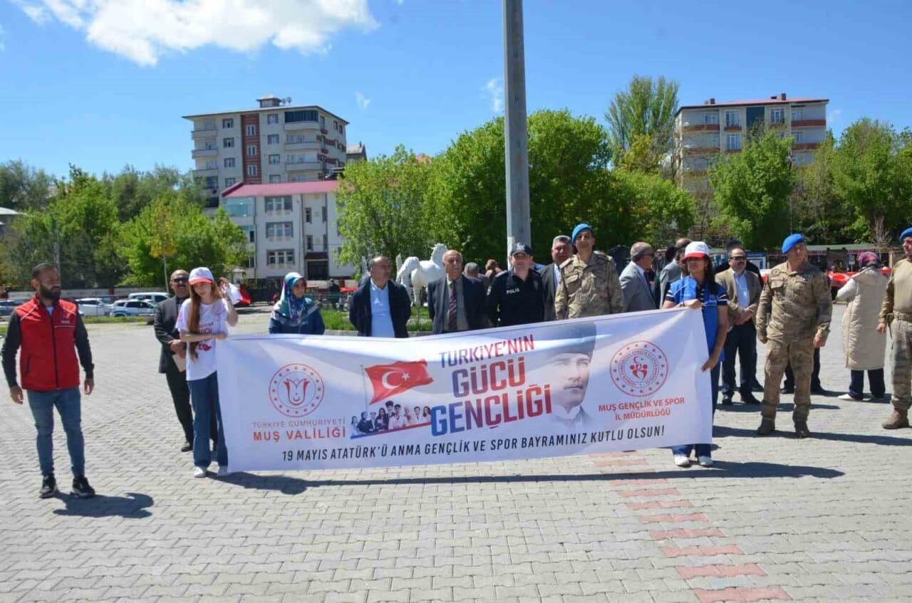 Muş'un Bulanık ilçesinde 19 Mayıs etkinlikleri çerçevesinde düzenlenen 'Gençlik yürüyüşü'