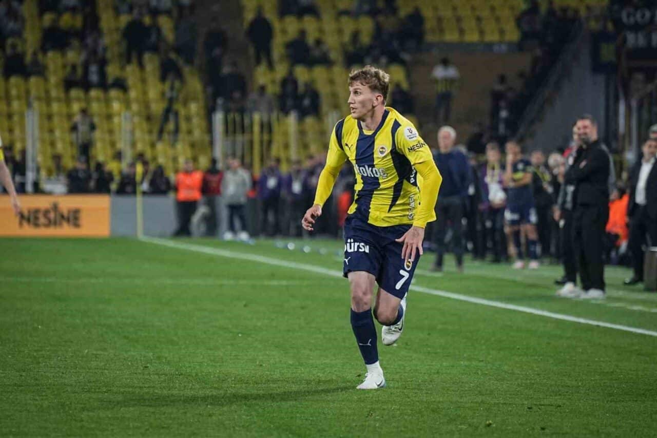 Fenerbahçe’nin 25 yaşındaki kanat oyuncusu Burak Kapacak, Eyüpspor ile oynanan