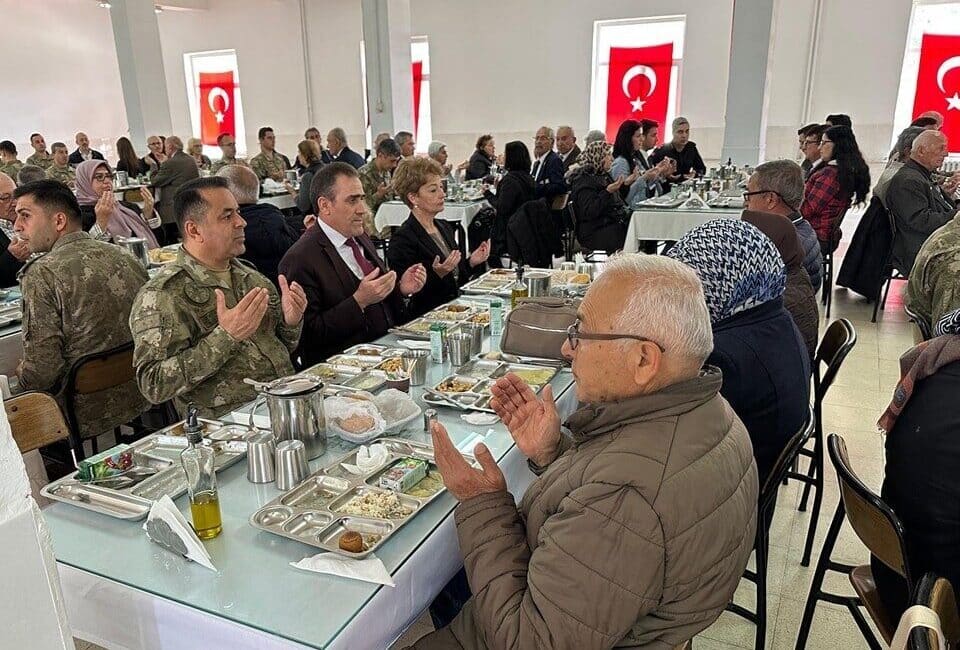 Burhaniye’de Kaymakam İlyas Memiş, Şehit ve Gazi Aileleri Onuruna Verilen İftar Programına Katıldı Burhaniye Kaymakamı İlyas Memiş, şehit ve gazi aileleri onuruna düzenlenen