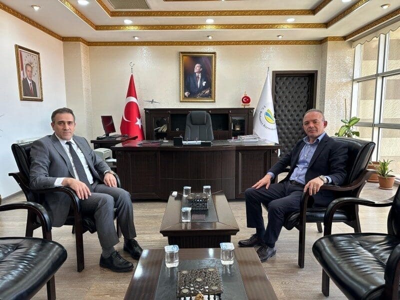 Burhaniye’de Kaymakam İlyas Memiş, Mülkiye Başmüfettişi Hüseyin Öner’i ağırladı Burhaniye'de Vali Mülkiye Başmüfettişi Hüseyin Öner, eski kaymakam İlyas Memiş'i
