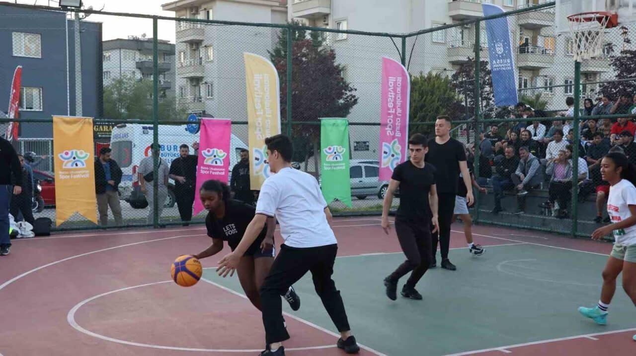 Bursa Uluslararası Spor Festivali kapsamında düzenlenen Sokak Basketbolu Turnuvası, Bursa