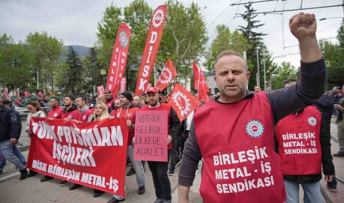 Bursa’da 1 Mayıs Emek ve Dayanışma Günü Büyük Bir Katılımla Gerçekleştirildi. Bursa'da 1 Mayıs Emek ve Dayanışma Günü, eski stadyum önünde