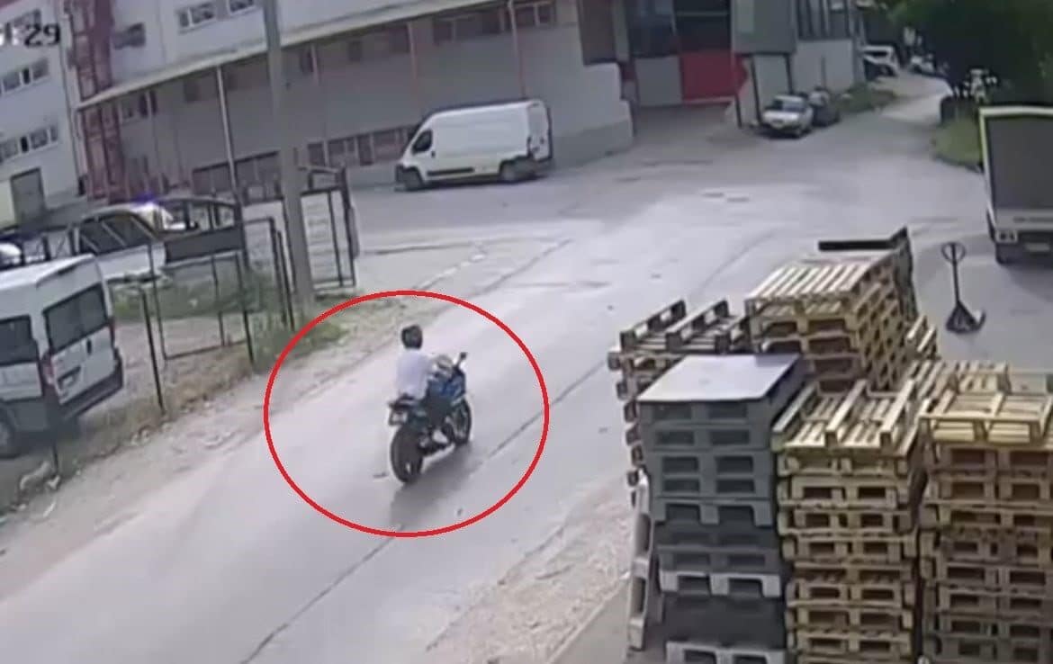 Bursa'nın Osmangazi ilçesindeki Küçükbalıklı Mahallesi'nde iki motosikletin çarpışması sonucu 2