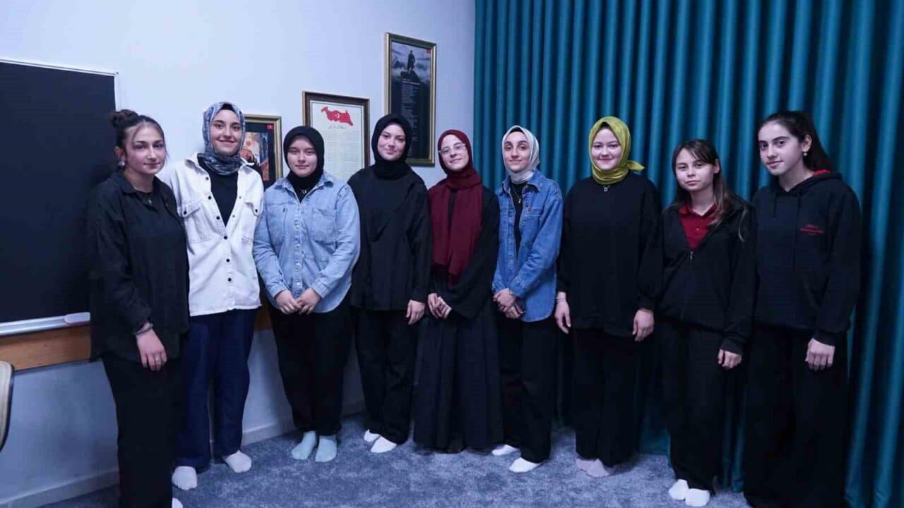Bursa'daki İnegöl Anadolu İmam Hatip Lisesi, "Dijital Çağın Hatipleri" projesi