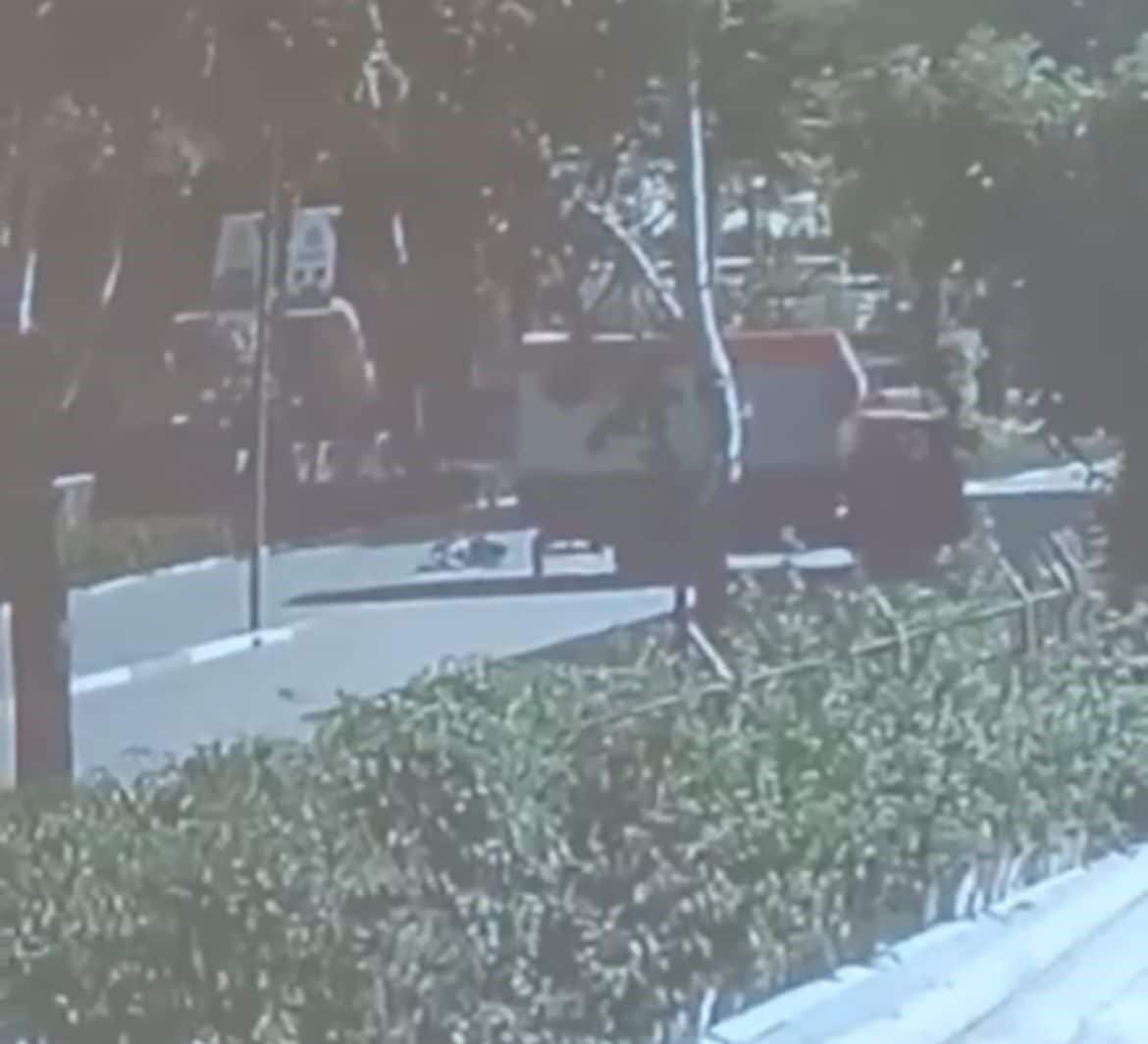 Bursa'nın Gürsu ilçesinde bir kamyon, dönüş yaparken arkasındaki motosiklet sürücüsüyle