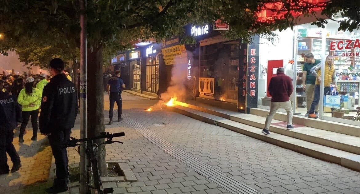 Bursa'nın İnegöl ilçesinde Galatasaray taraftarı, şampiyonluk kutlamaları sırasında Fenerbahçeliler Derneği'ne