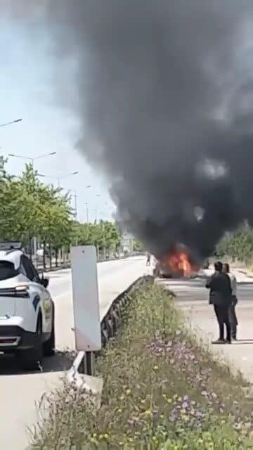 Bursa'nın Kestel ilçesinde seyir halindeki bir otomobil aniden alev alarak