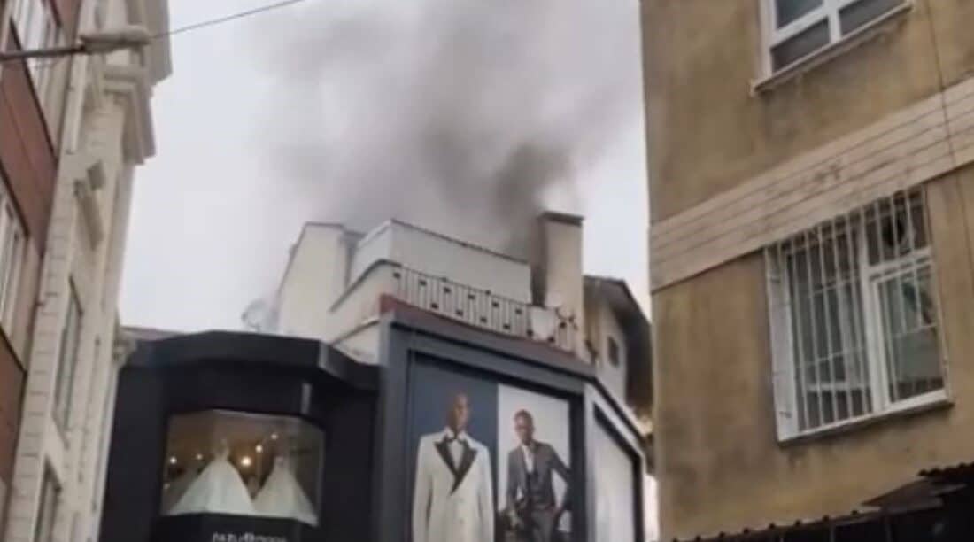 Bursa'nın Osmangazi ilçesindeki Uzun Çarşı'da bir gelinlikçide çıkan yangın, çatı