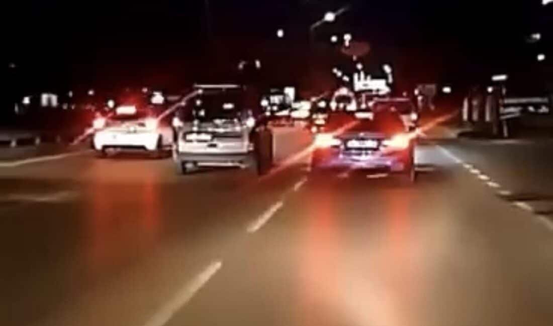 Bursa’da Lüks Araç, Diğer Sürücüleri Tehlikeye Atarak Makas Attı Bursa'nın Osmangazi ilçesinde, lüks bir otomobilin diğer araçları tehlikeli bir