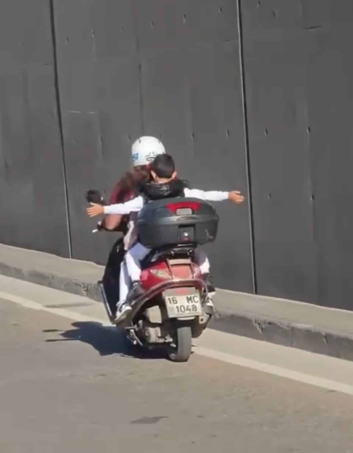 Bursa'nın Yıldırım ilçesinde, bir motosiklet sürücüsü, koruyucu ekipman olmadan iki