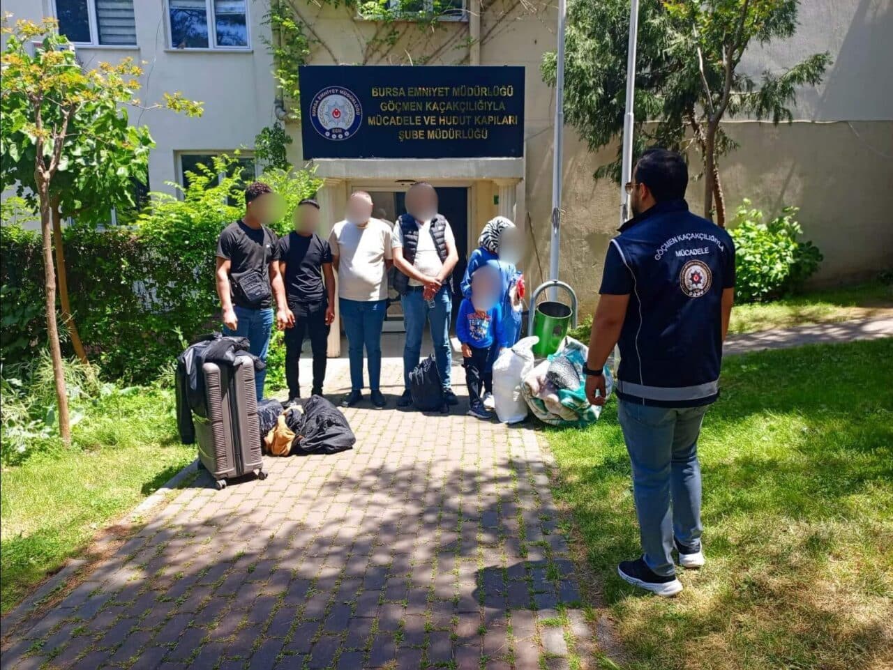 Bursa Emniyet Müdürlüğü, yabancı göçmenleri kaçak taşıyan organizatör O.M.T.E.'yi gözaltına