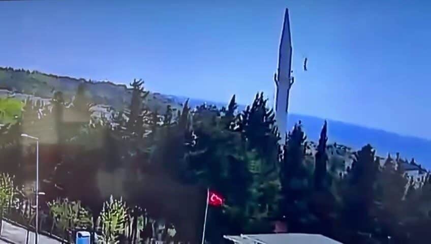 İstanbul’daki 6.2’lik deprem, Yeni Camii’nin minaresine zarar verdi: Kameralara yansıyan düğün anları ortaya çıktı. İstanbul'da yaşanan 6.2 büyüklüğündeki depremin ardından Büyükçekmece'deki Yeni Camii'nin minaresinden