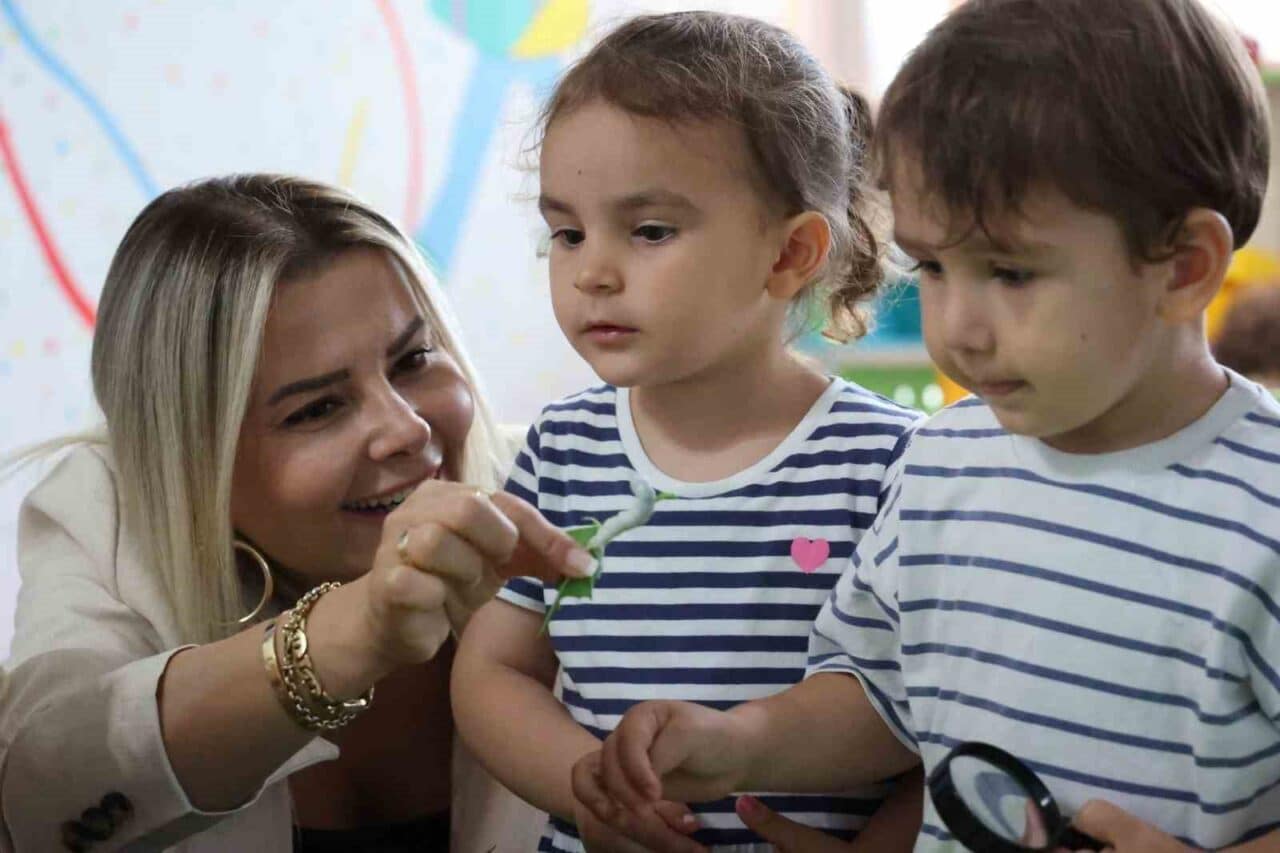 Antalya Büyükşehir Belediyesi, ipek böcekçiliğini yaygınlaştırmak için okullarda eğitimler düzenliyor.