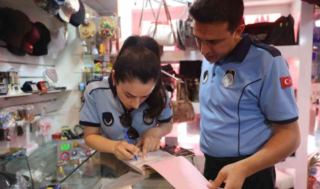 Antalya Büyükşehir Belediyesi zabıta ekipleri, emniyet güçleriyle birlikte kaldırımlardaki işgallere