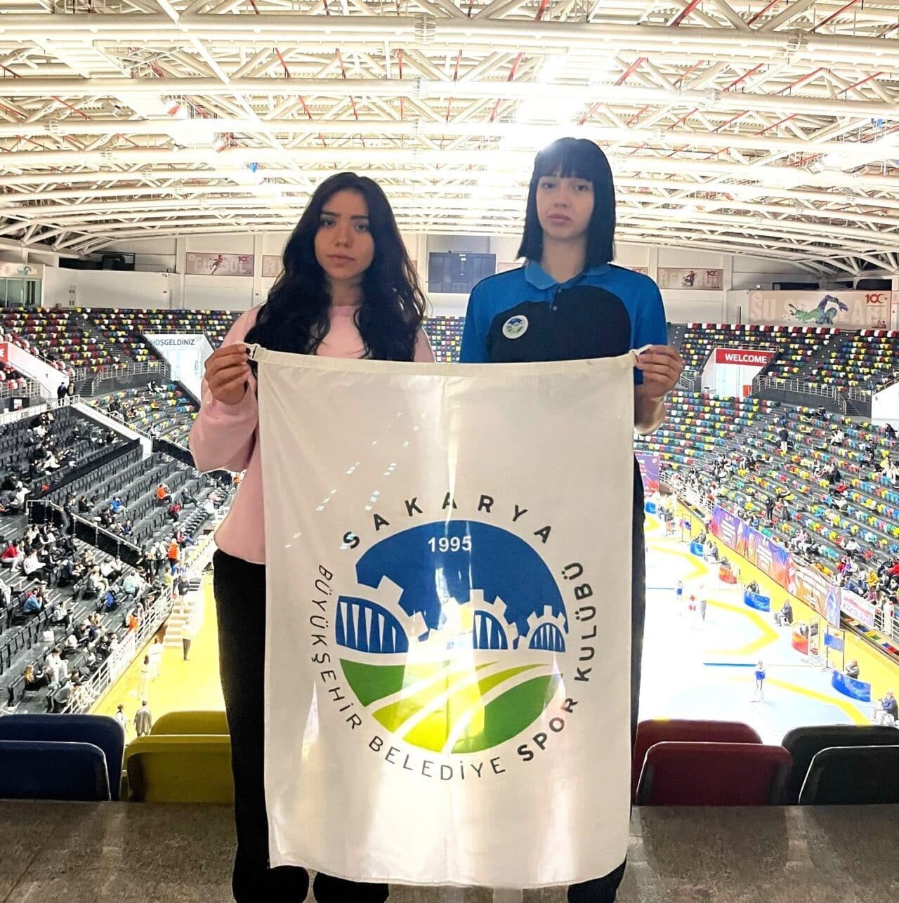 Sakarya Büyükşehir Belediyesi’nin tekvandocu sporcuları Hilal Baş ve Elif Kavuştu,