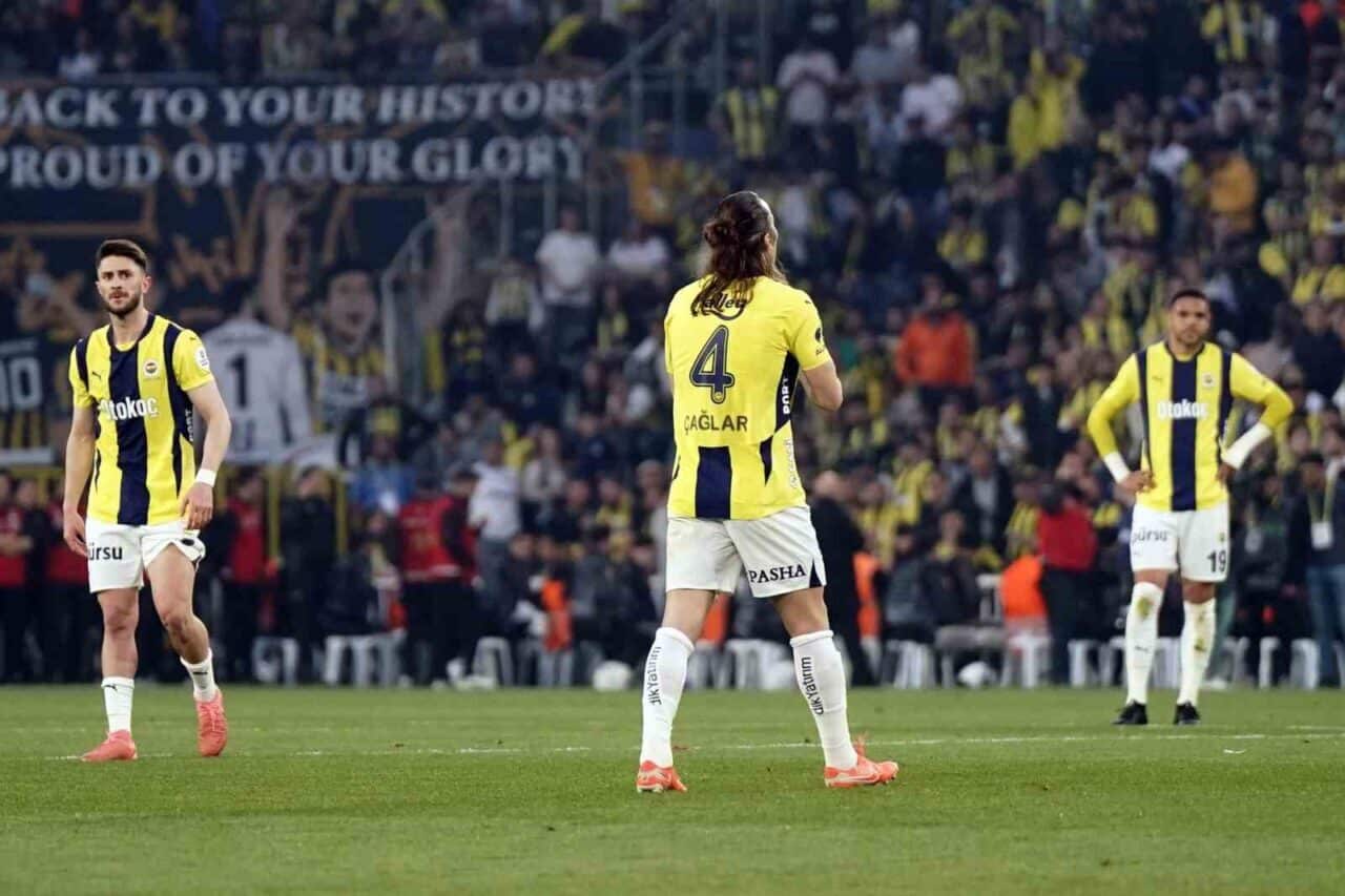 Fenerbahçe'nin milli oyuncusu Çağlar Söyüncü, Beşiktaş derbisinde gördüğü sarı kartla