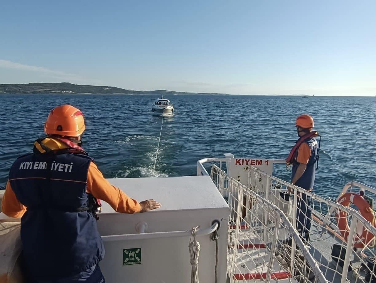 Çanakkale Boğazı'nda makine arızası nedeniyle sürüklenen 10 metrelik tekne, içinde