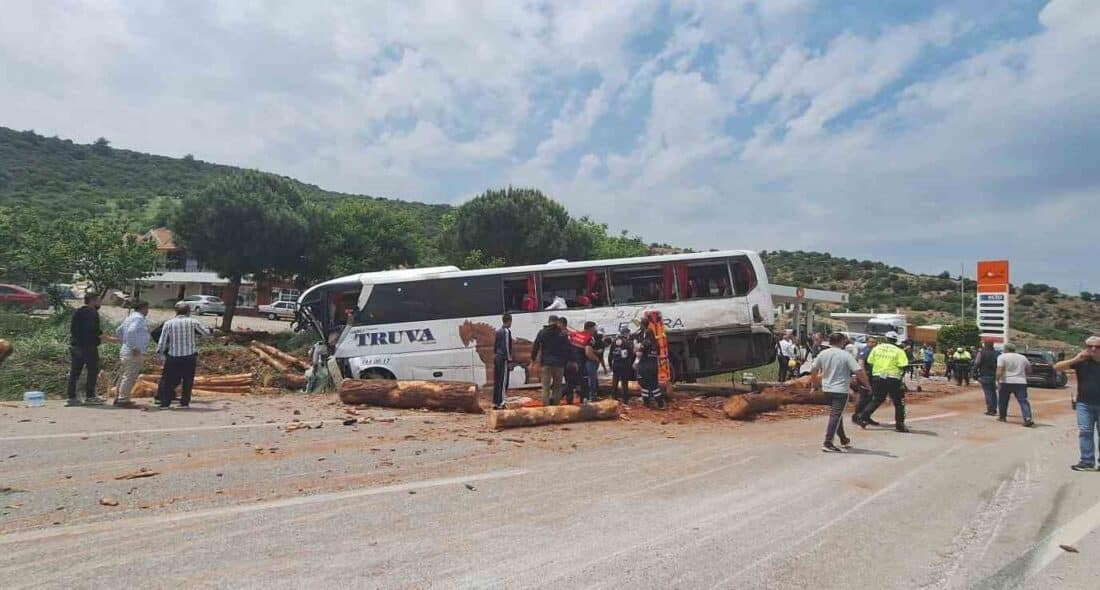 Çanakkale'de Truva Turizm'in yolcu otobüsünün tomruk yüklü kamyon ve otomobille
