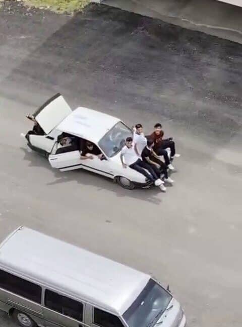 Adana'nın Yüreğir ilçesinde, bir otomobilin kaput ve bagajında çok sayıda