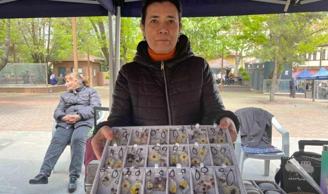 Eskişehir'de Nurgül Bozkurt, el emeği canlı çiçek kolyeleri üretiyor. Canlı