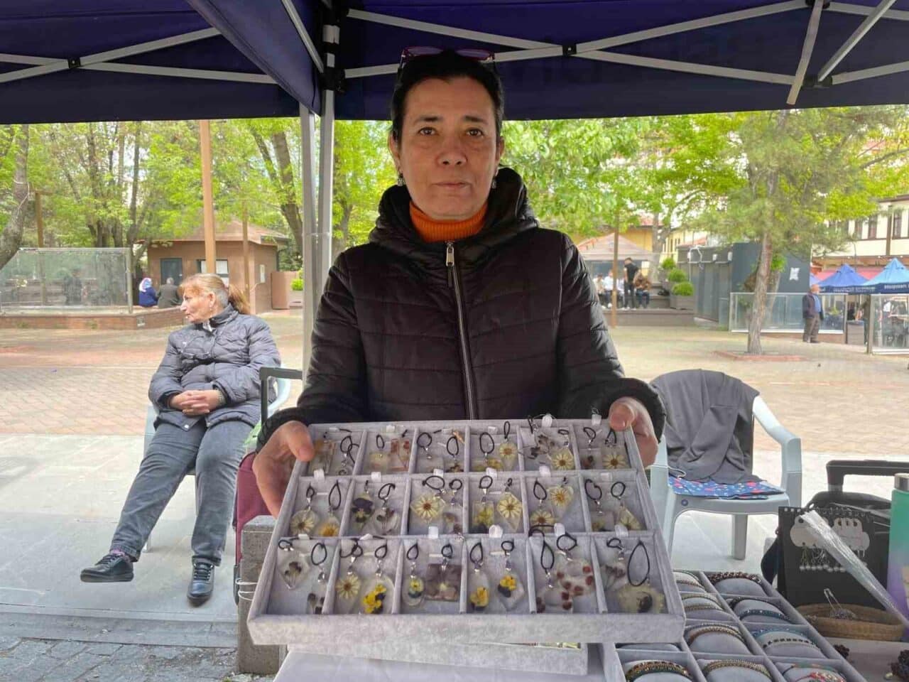 Eskişehir'de Nurgül Bozkurt, el emeği canlı çiçek kolyeleri üretiyor. Canlı