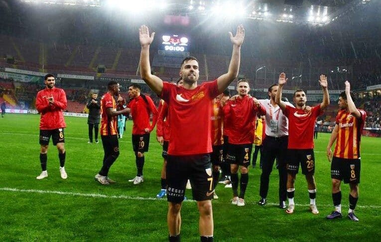 Miguel Cardoso, Kayserispor’la Antalyaspor maçında kariyerinin ilk hat-trick’ini gerçekleştirdi Kayserispor'un Portekizli futbolcusu Miguel Cardoso, Antalyaspor karşısında attığı 3 golle