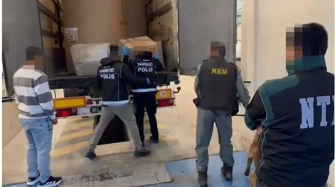 Edirne'de Hamzabeyli Sınır Kapısı'nda, A.İ.A. isimli tır sürücüsünün aracında 115