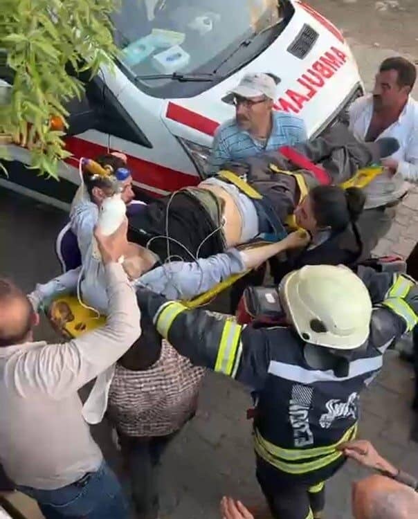 Erzurum’un Pasinler ilçesinde 60 yaşındaki Ahmet Geyik, evinin çatısında rahatsızlanarak