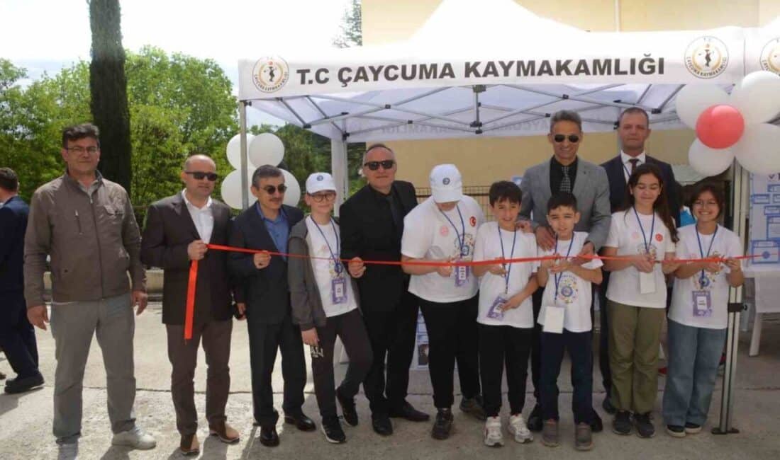 Zonguldak'ın Çaycuma ilçesinde düzenlenen TÜBİTAK 4006 Bilim Fuarı, öğrencilerin projelerini