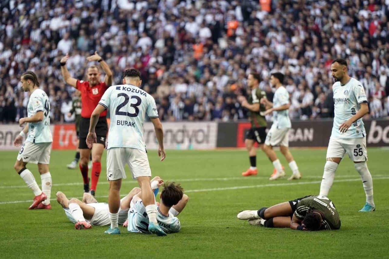 Beşiktaş'ın Adana Demirspor ile oynadığı maçta İngiliz futbolcu Alex Oxlade