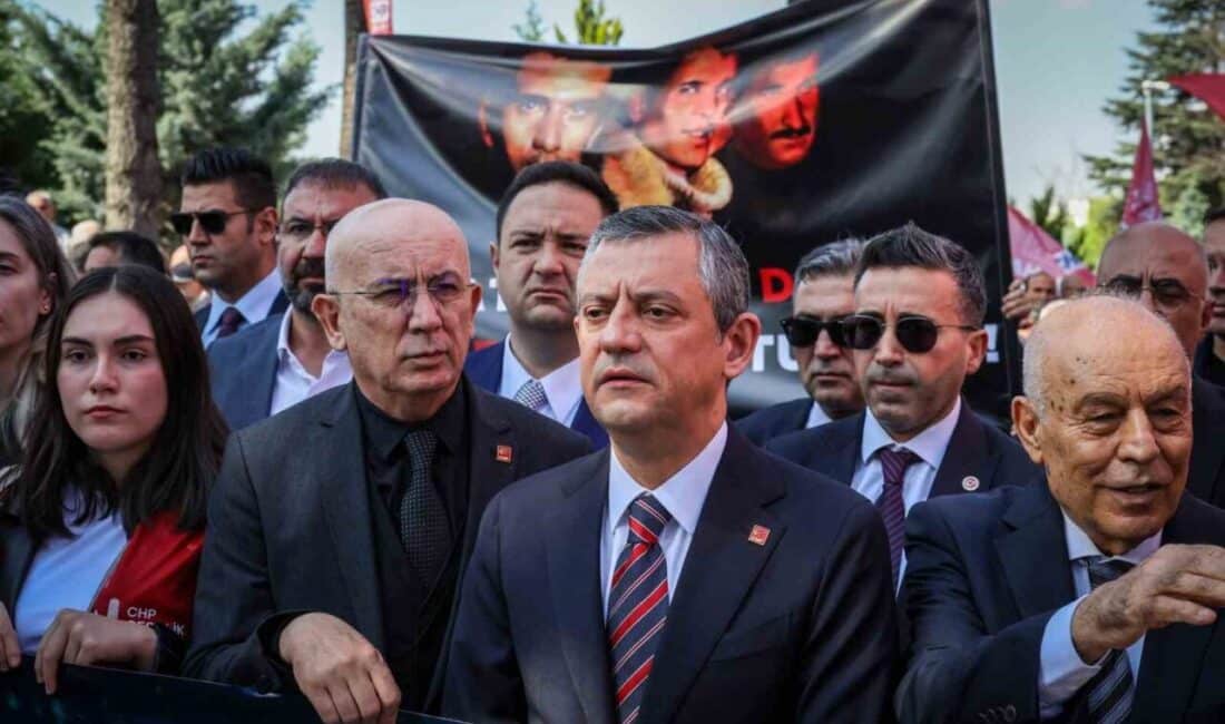 Cumhuriyet Halk Partisi Genel Başkanı Kemal Özel, Karşıyaka Mezarlığı'nda Deniz