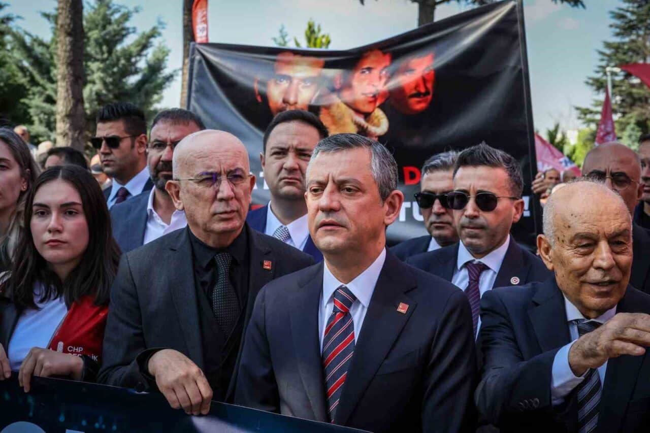 Cumhuriyet Halk Partisi Genel Başkanı Kemal Özel, Karşıyaka Mezarlığı'nda Deniz