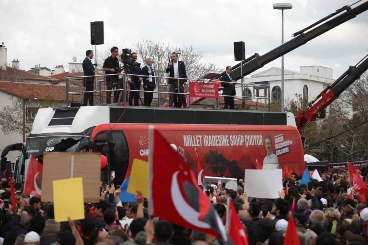 CHP Genel Başkanı Özgür Özel, Konya'da düzenlenen mitingde İstanbul Büyükşehir