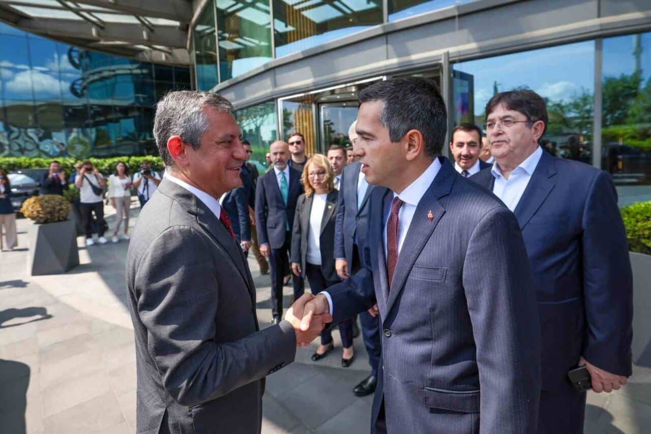 Cumhuriyet Halk Partisi (CHP) Genel Başkanı Özgür Özel, TİSK Başkanı