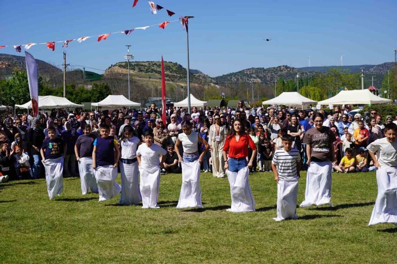 Bilecik'te, Belediye Başkanı Melek Mızrak Subaşı'nın katılımıyla düzenlenen Hıdrellez şenliklerinde