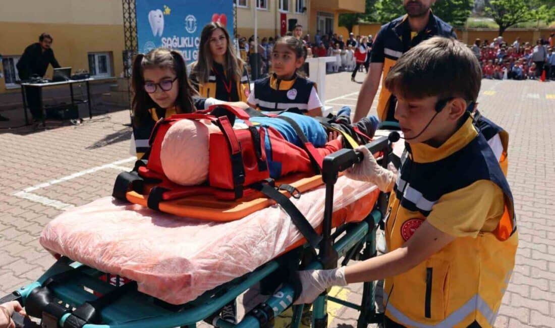 Kayseri'de İstiklal İlkokulu'nda düzenlenen etkinlikte, öğrenciler koruyucu sağlık hizmetleri eğitimi