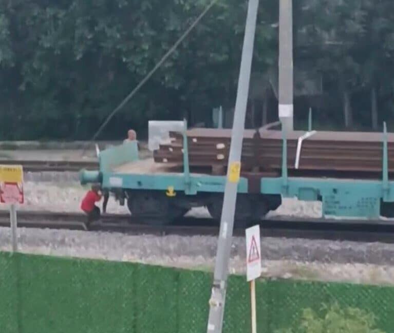 Osmaniye’de çocukların hareket halindeki yük vagonuna tutunarak oynadığı anlar kaydedildi Osmaniye'nin Toprakkale ilçesinde, bir grup çocuğun hareket halindeki yük vagonuna