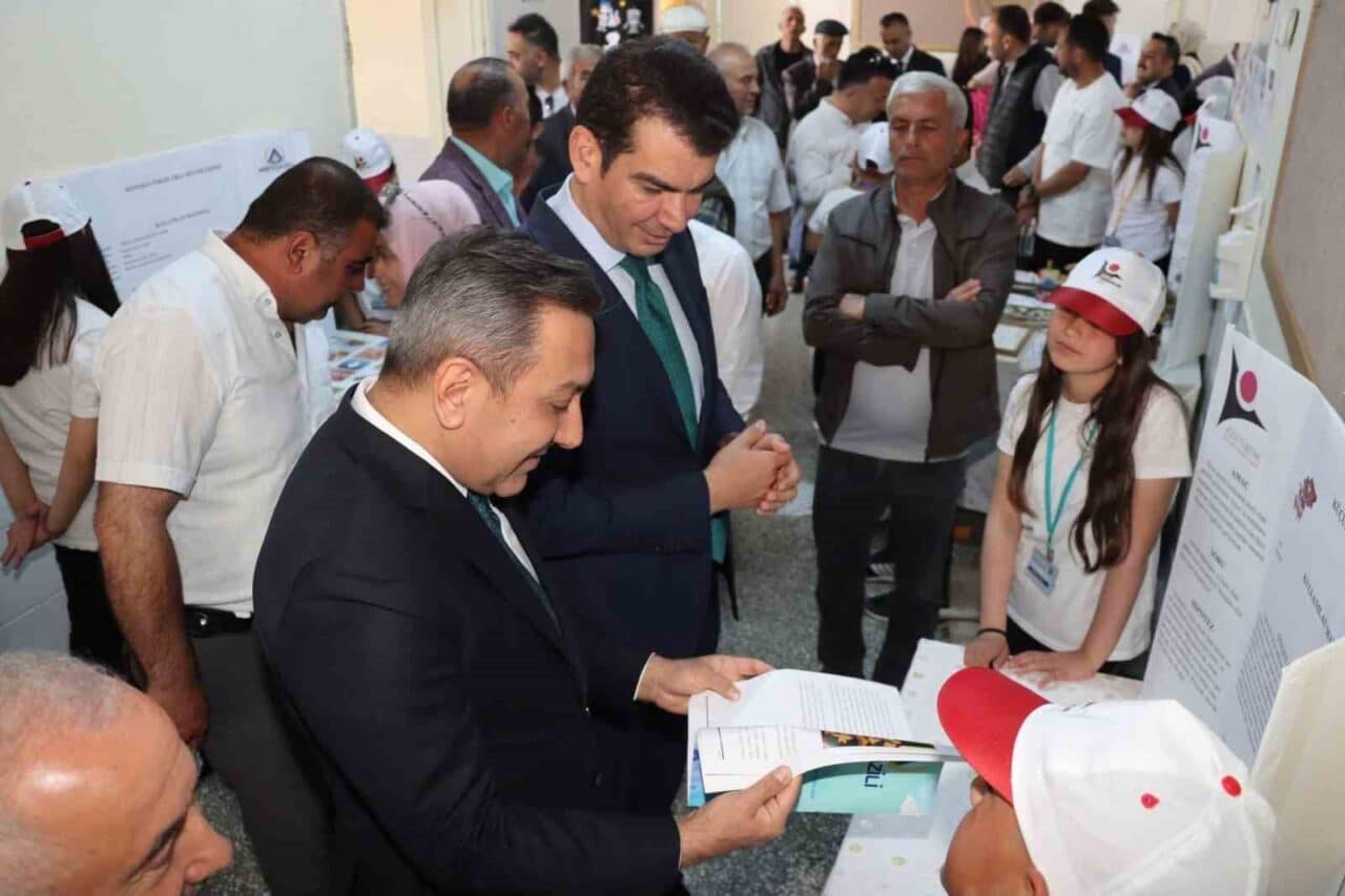Çorum'un Sungurlu ilçesindeki Arifegazili Ortaokulu'nda düzenlenen 4006 TÜBİTAK Bilim Fuarı