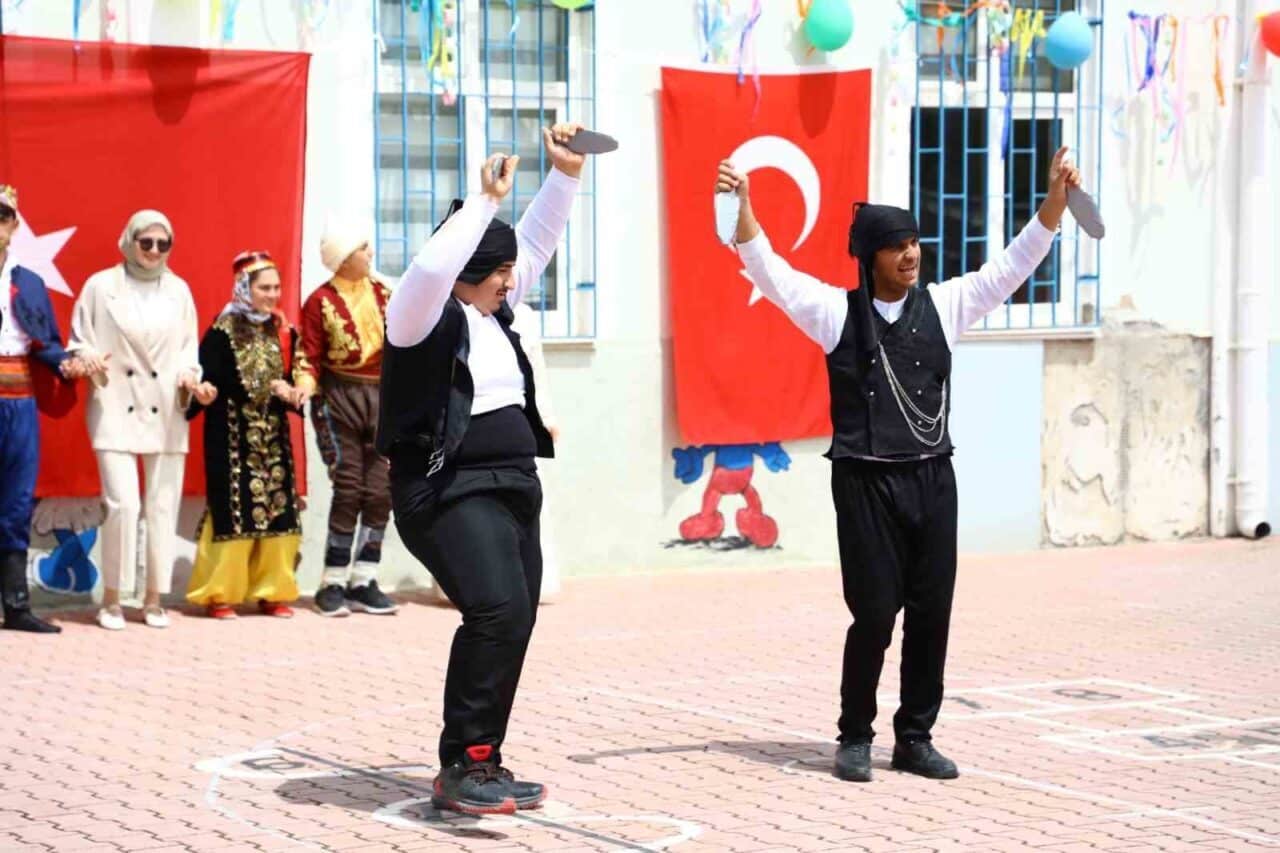 Çorum'un Alaca ilçesinde engelli ve otizmli öğrencilerin sahne performansları, Engelliler