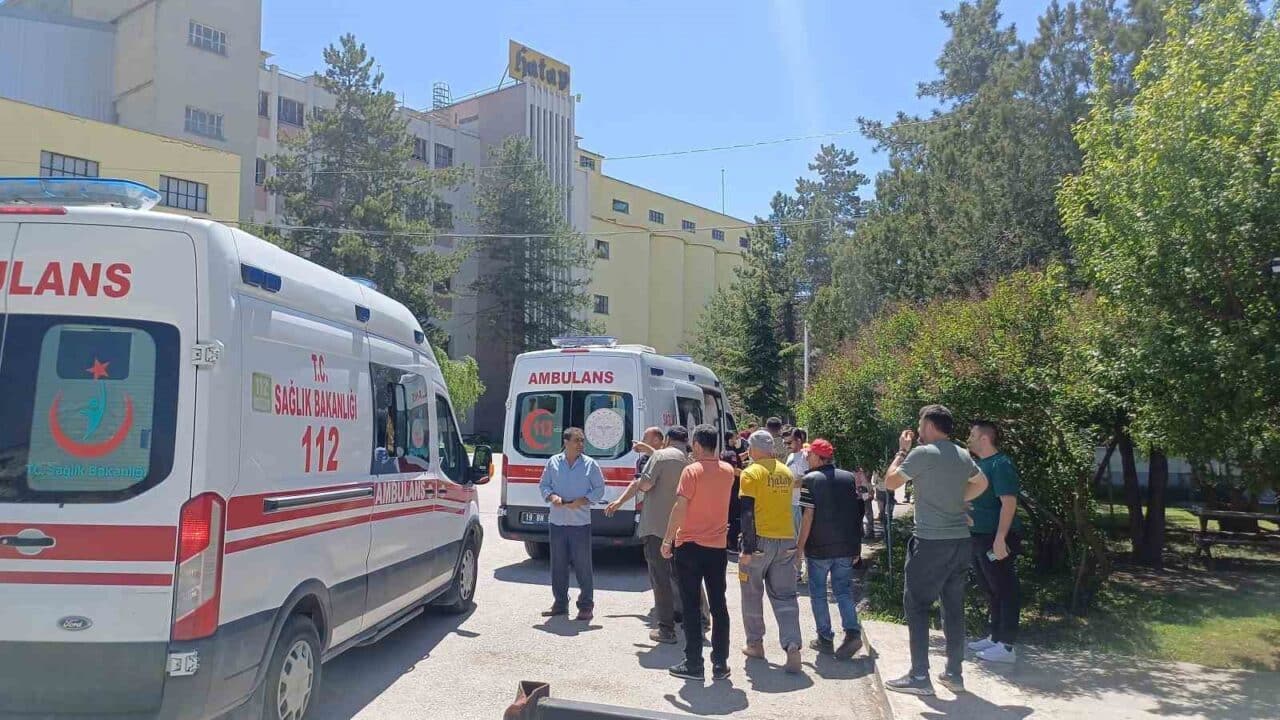 Çorum'da Hatap Un Fabrikası'nda meydana gelen patlamada 7 işçi yaralandı.