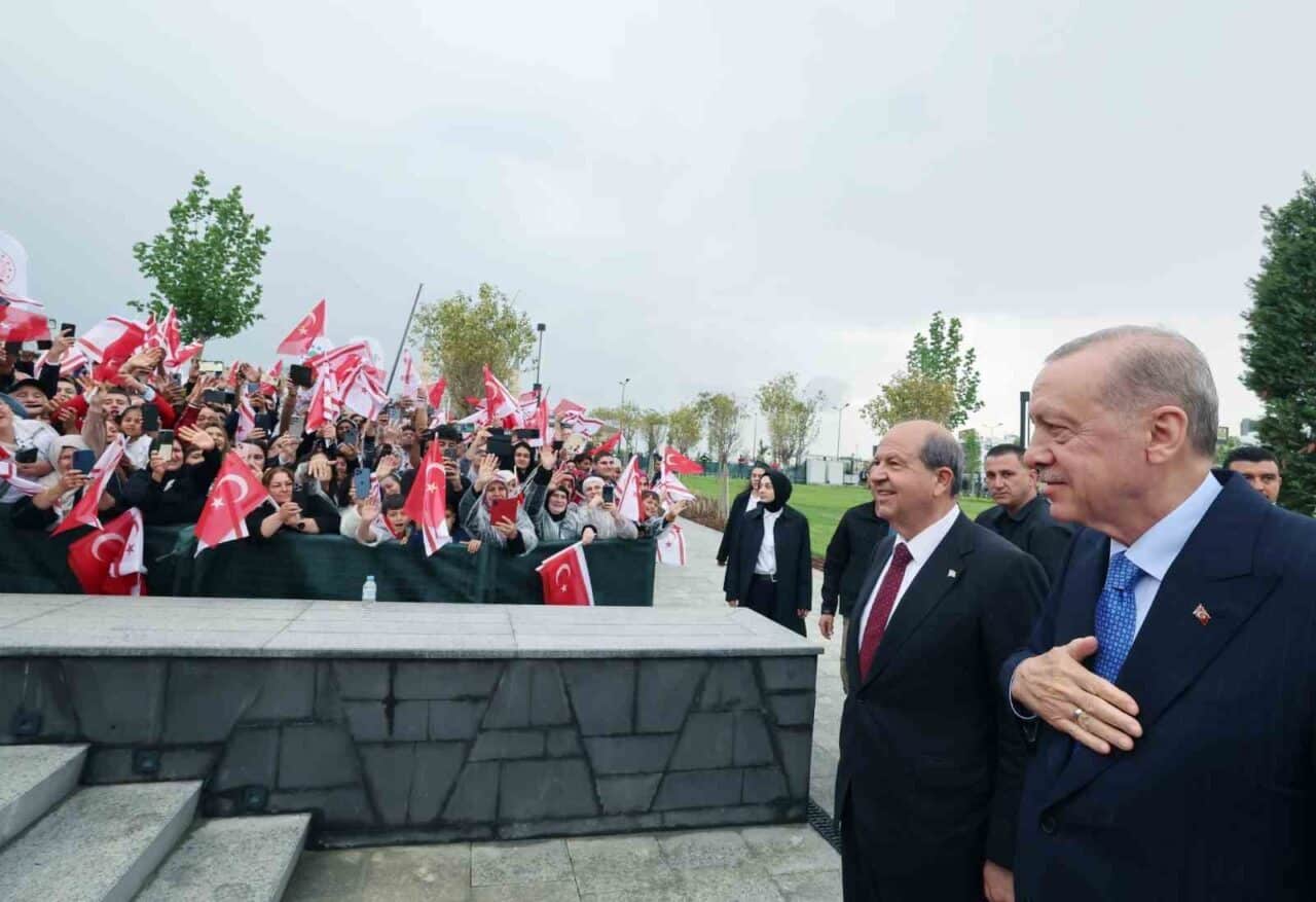 Cumhurbaşkanı Recep Tayyip Erdoğan, Ercan Havalimanı'ndaki karşılama töreninin ardından KKTC