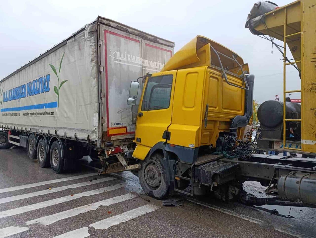 Sakarya'nın Serdivan ilçesinde D-100 kara yolunda meydana gelen zincirleme trafik