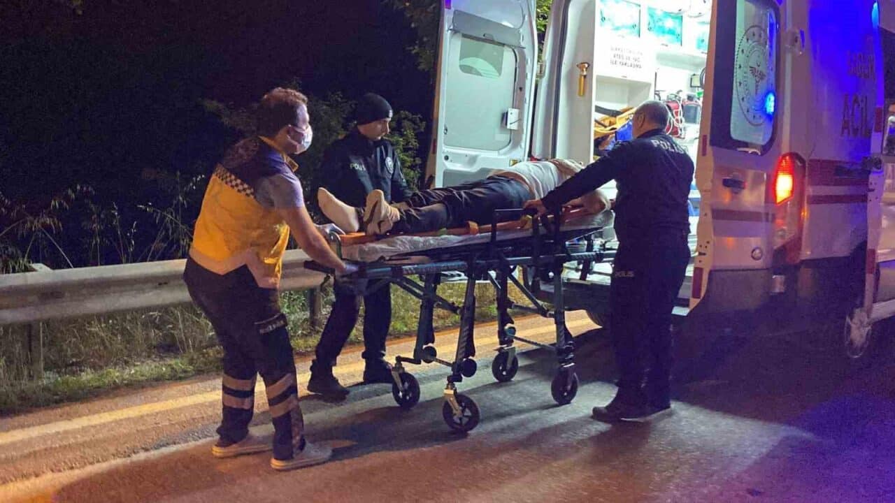 Kocaeli D-100 kara yolunda gece saatlerinde meydana gelen zincirleme kazada,